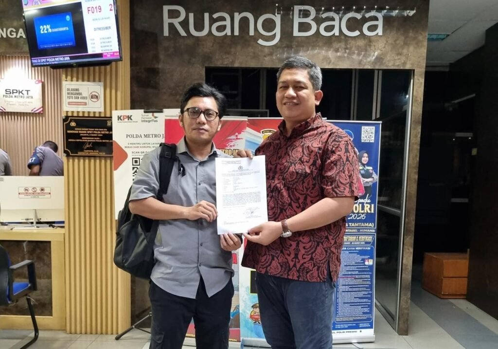 A. Gafur, Pemimpin Redaksi KaisarTV (kiri) didampingi Kuasa Hukum Army Mulyanto, S.H, setelah membuat laporan di Polda Metro Jaya, 8 Juni 2026.